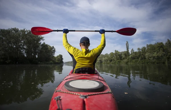 Un hombre viajando en kayak . —  Fotos de Stock