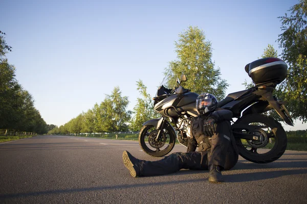 Viagem de motocicleta.Viajando em uma motocicleta nas estradas da montanha . — Fotografia de Stock