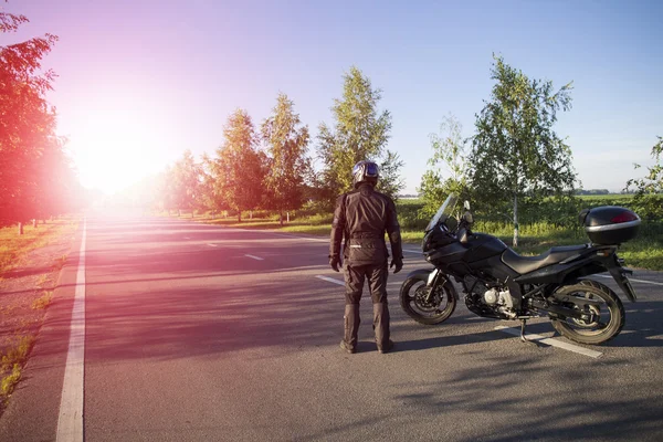 Viagem de motocicleta.Viajando em uma motocicleta nas estradas da montanha . — Fotografia de Stock