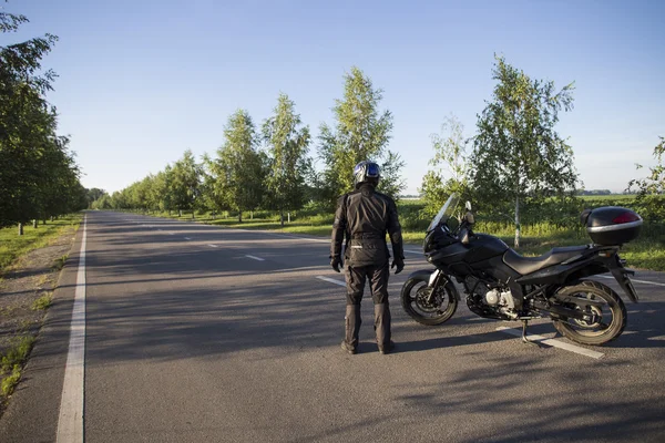 オートバイの旅。山の道に、バイクの旅. — ストック写真