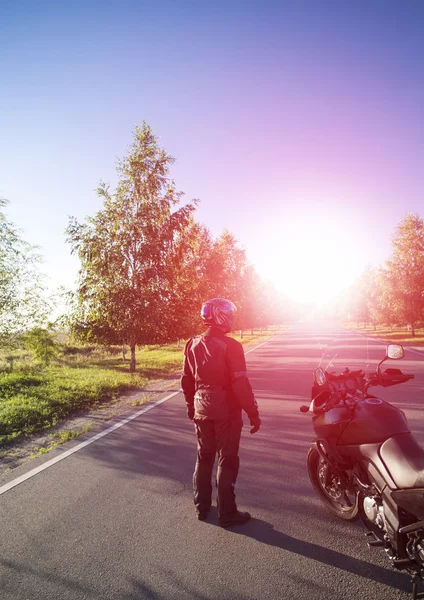 Viagem de motocicleta.Viajando em uma motocicleta nas estradas da montanha . — Fotografia de Stock