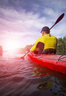 Kırmızı kayık bir adam su bendi kapağı.
