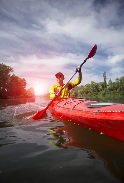 Un homme voyageant en kayak . — Photo