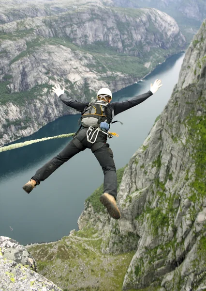 Saltar de un acantilado en un cañón con una cuerda . — Foto de Stock