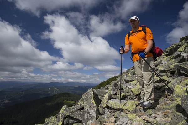 Escursioni estive Escursioni estive in montagna con zaino e tenda . — Foto Stock