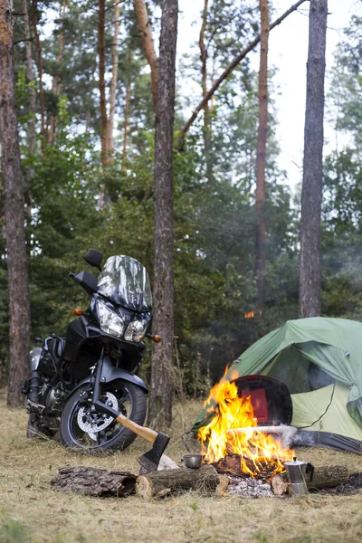 Acampar na bicicleta da floresta ao lado da tenda . — Fotografia de Stock