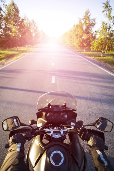 Cestování na motocyklu. Cestování na motocyklu na horských silnicích. — Stock fotografie