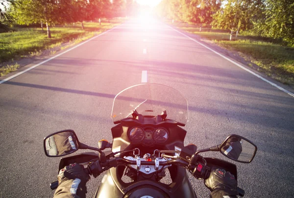 Traveling on a motorcycle.Traveling on a motorcycle on the mountain road . — Stok Foto