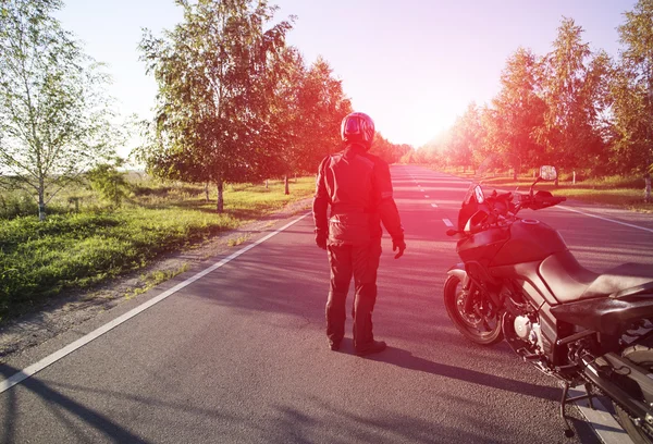 オートバイで旅行。山の道に、バイクの旅. — ストック写真