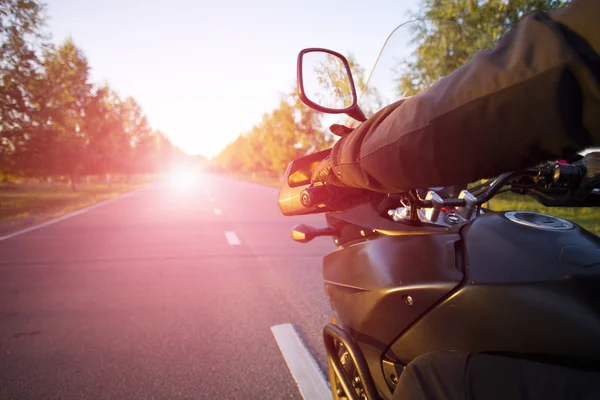 Traveling on a motorcycle.Traveling on a motorcycle on the mountain road . — Stok Foto