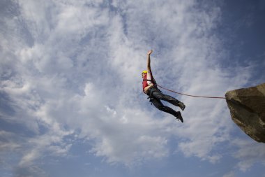 bir uçurumdan atlamak.