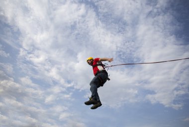 bir uçurumdan atlamak.