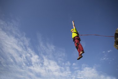 bir uçurumdan atlamak.