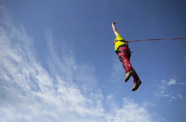 Springen van een rots. — Stockfoto