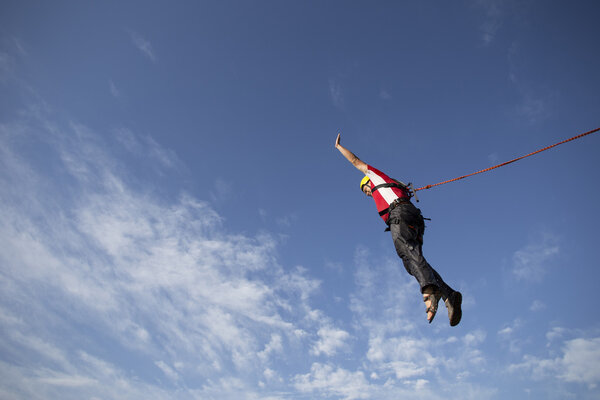 Прыжок со скалы
.