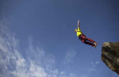 bir uçurumdan atlamak.