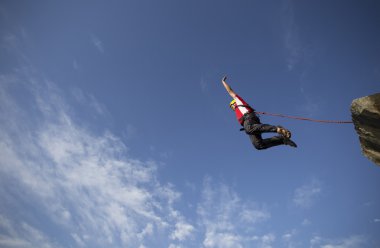 bir uçurumdan atlamak.