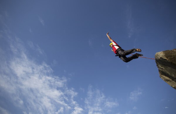 Прыжок со скалы
.