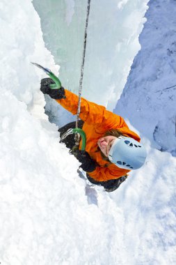 Buz tırmanışı. Adam tırmanma donmuş şelale.