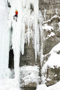 Buz tırmanışı. Adam tırmanma donmuş şelale.