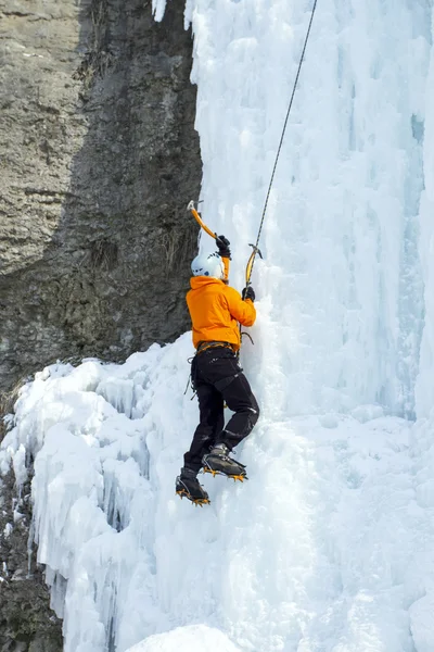 Isklättring. Man klättra frusna vattenfall. — Stockfoto