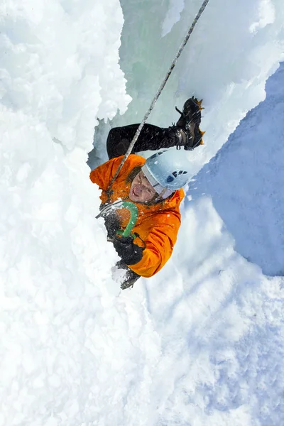 Buz tırmanışı. Adam tırmanma donmuş şelale. — Stok fotoğraf