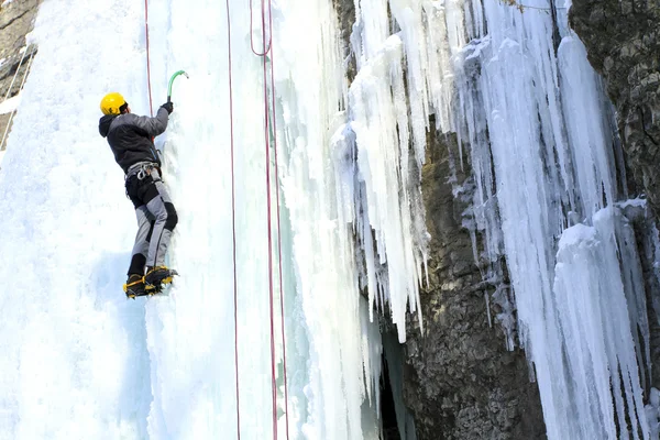 Escalade de glace.Homme escalade cascade gelée . — Photo