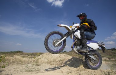 Motokros motosiklet. Motocross bisiklet üzerinde bir dağ yolda bir adam rides.