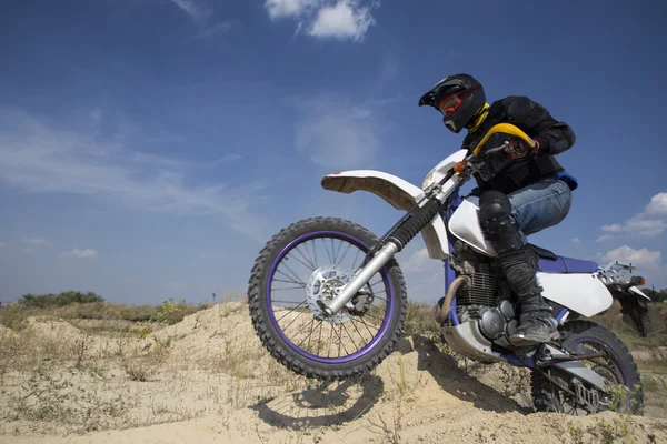 Motokros motosiklet. Motocross bisiklet üzerinde bir dağ yolda bir adam rides.