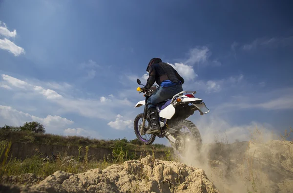 Motorcross bike. Een man rijdt op een bergweg op de fiets motorcross. — Stockfoto