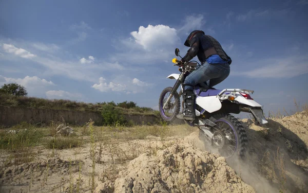 Motocross bicicletă.Un om merge pe un drum de munte pe motocross bicicletă . — Fotografie, imagine de stoc