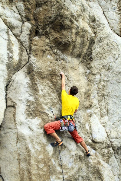 Cliffhanger.Young 男登山者悬挂在悬崖上. — 图库照片