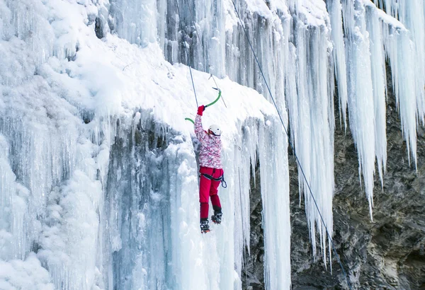 Lezení po ledu. Zimní lezení na severním Kavkaze. — Stock fotografie