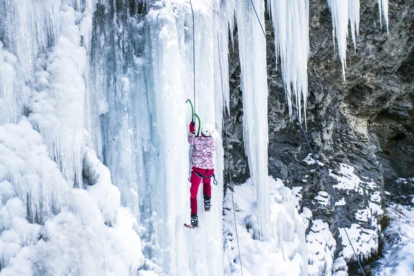 Arrampicata su ghiaccio.arrampicata su ghiaccio nel Caucaso settentrionale . — Foto Stock