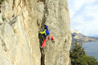 Duvara tırmanmaya Cliffhanger.Rock dağcı.