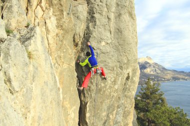 Duvara tırmanmaya Cliffhanger.Rock dağcı.