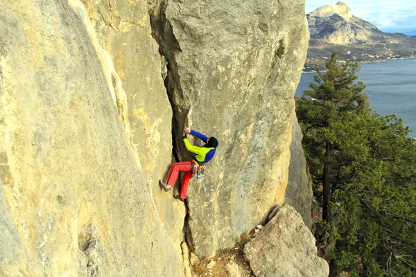Cliffhanger.Rock escalador para escalar la pared . — Foto de Stock