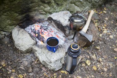 Yemek kahvaltı. Yemek kahvaltı bir yaz kampında bir kamp ateşi üzerinde.