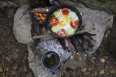 Yemek kahvaltı. Yemek kahvaltı bir yaz kampında bir kamp ateşi üzerinde.