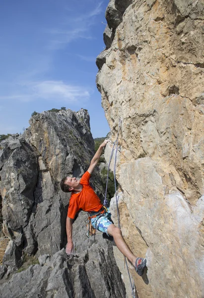 Rock klimmer. Rock klimmer te beklimmen van de muur. — Stockfoto