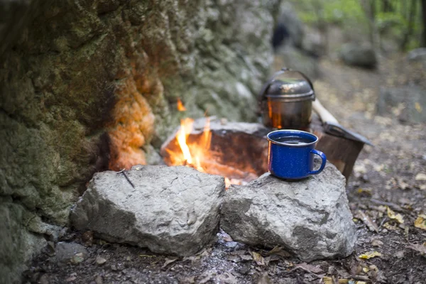 Cucinare la colazione.Cucinare la colazione in un falò in un campo estivo . — Foto Stock