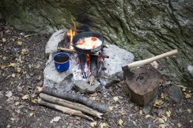 Yemek kahvaltı. Yemek kahvaltı bir yaz kampında bir kamp ateşi üzerinde.