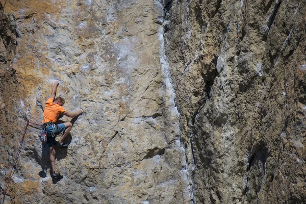 Ροκ ορειβάτης. Ροκ ορειβάτης να αναρριχηθούν στον τοίχο. — Φωτογραφία Αρχείου