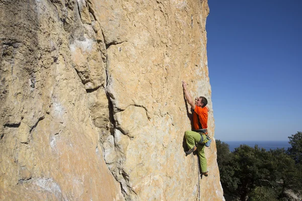 Scalatore di roccia. Scalatore di roccia per scalare la parete . — Foto Stock