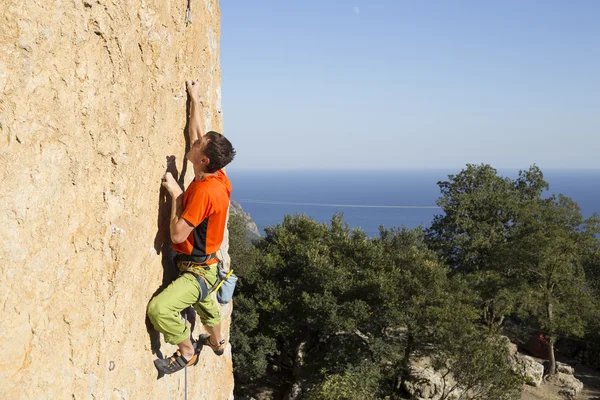 Scalatore di roccia. Scalatore di roccia per scalare la parete . — Foto Stock