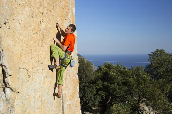 Ροκ ορειβάτης. Ροκ ορειβάτης να αναρριχηθούν στον τοίχο. — Φωτογραφία Αρχείου