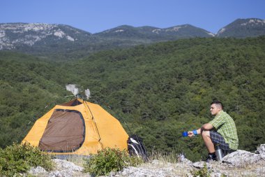 Dağın tepesinde kamp. Çadır için bağlı güneş paneli. 