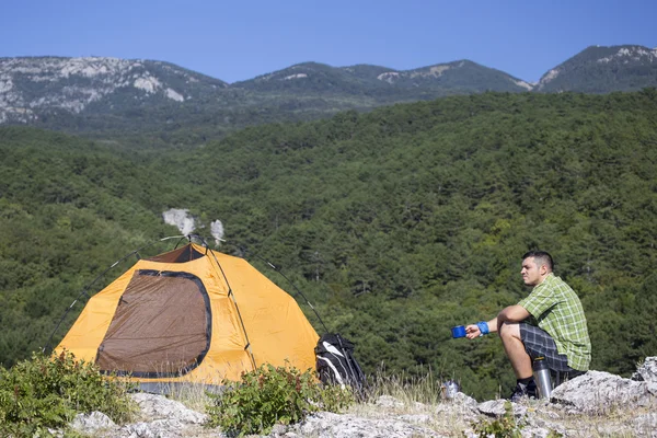 산 위에 캠핑. 텐트에 부착 된 태양 전지 패널. — 스톡 사진