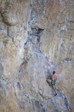 Dağcı. Duvara tırmanmaya kaya tırmanışçısı.