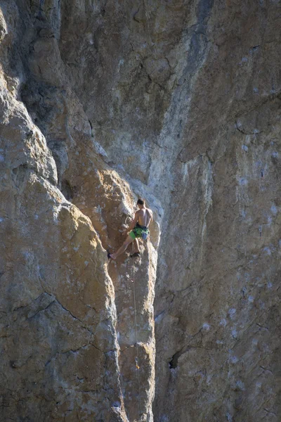 ロック ・ クライマー。壁を登るロッククライマー. — ストック写真